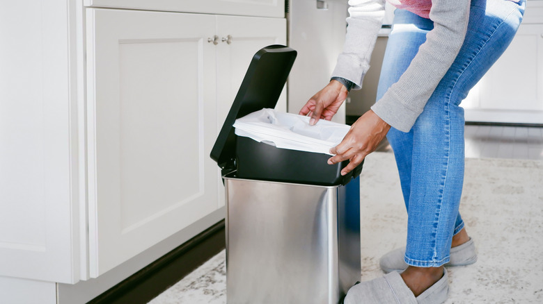 Çöp çantası koymak kadın mutfak çöp kutusu