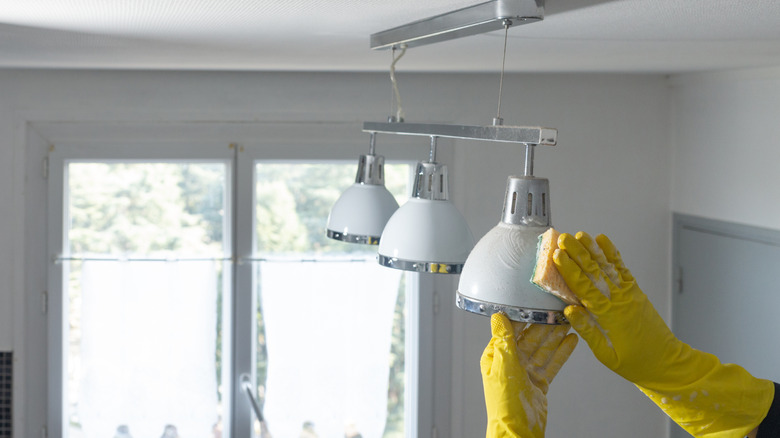 Mutfak ışığında eldivenli kişi