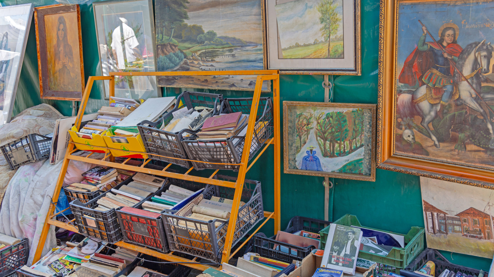 Her zaman tasarruf mağazasından takılmayı düşünmeniz gereken değerli vintage sanat