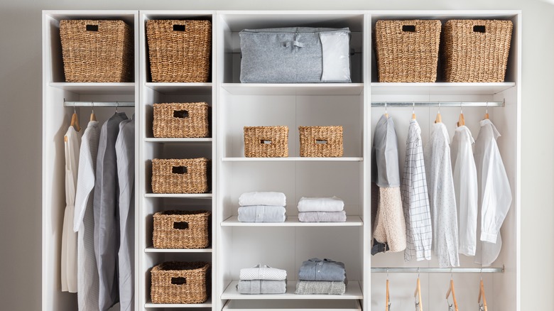 Hasır sepetlerle düzgün organize edilmiş dolap