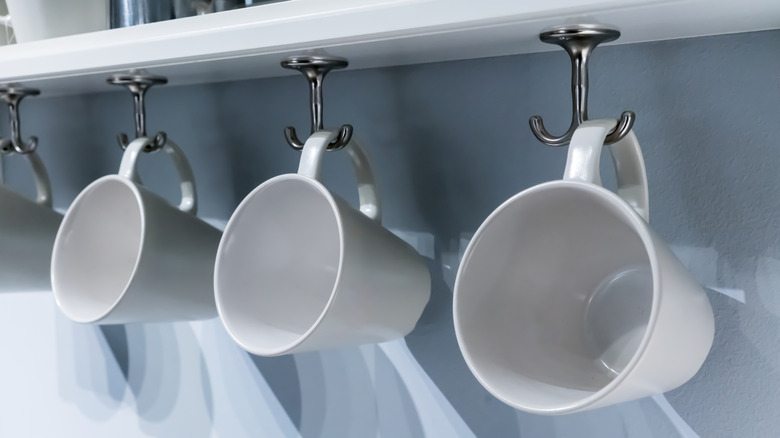 Üzerinde asılı kupalarla kabin altı fincan kancaları