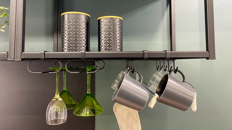 Rafın altında kupa depolama