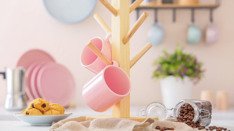 Kupa ağacından asılı pembe kupalar