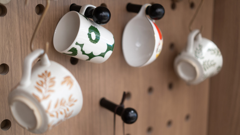 Pegboard'da bardaklar