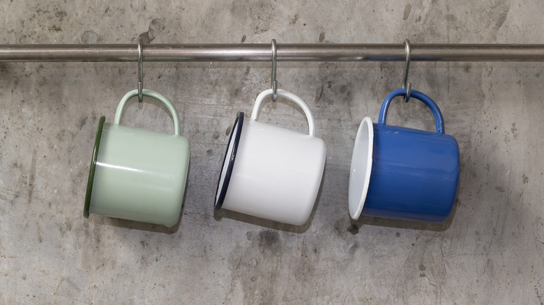 Bir havlu rafından asılı kupalar