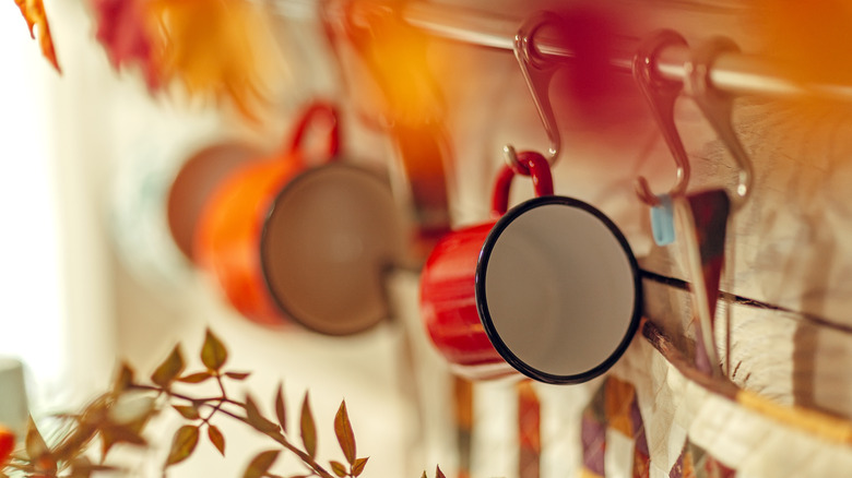 Kancalardan asılı sonbahar renkli kupalar