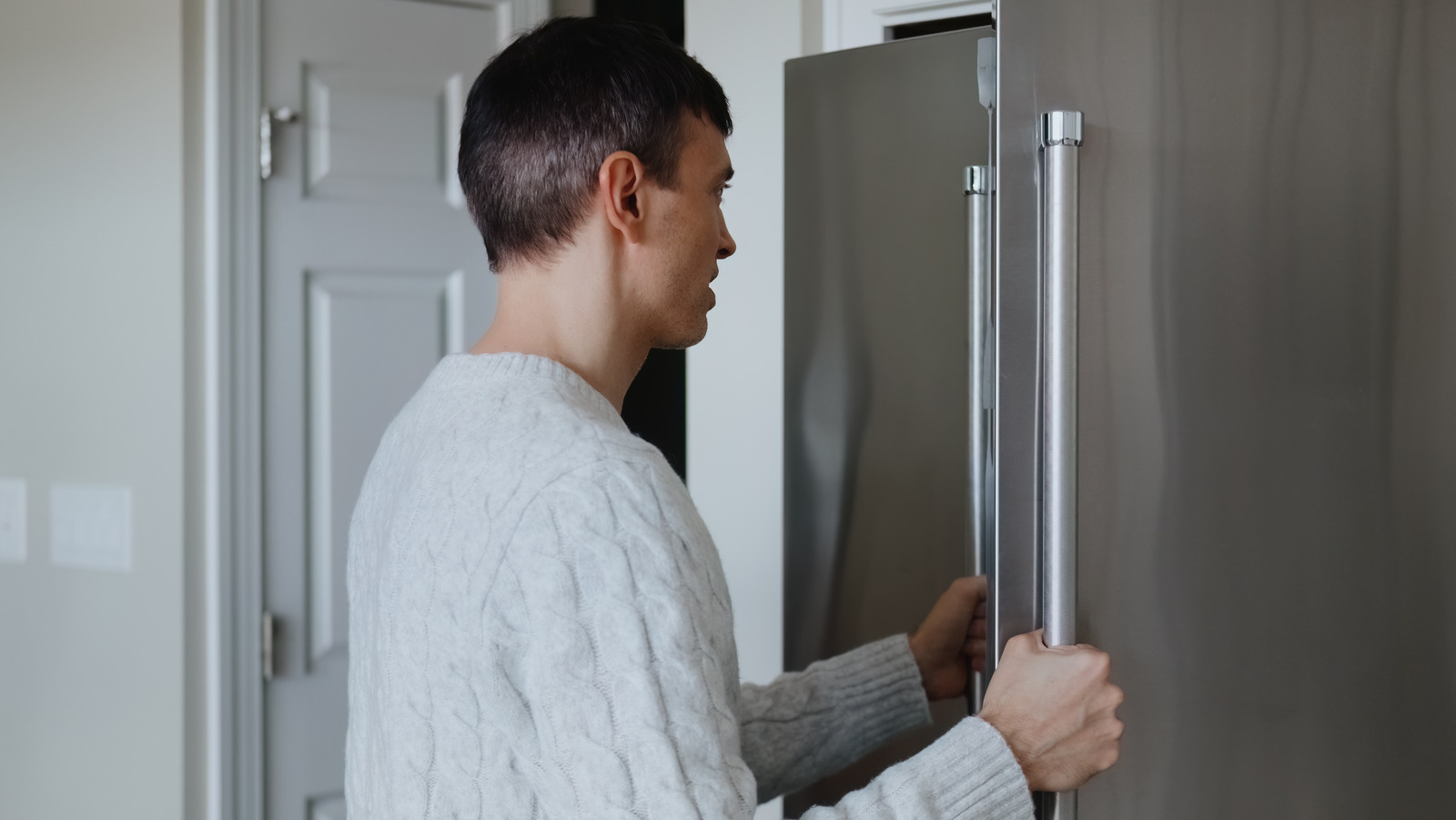 Paslanmaz çelik buzdolabınızı günlük mutfak ile yeni gibi parlatın