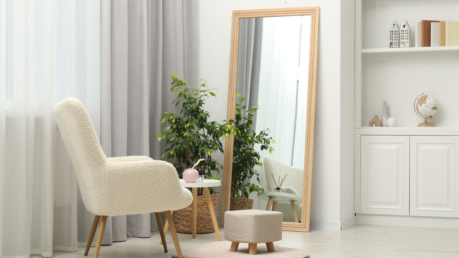 IKEA'nın popüler aynalarından biriyle düşük bir fiyata bu yüksek kaliteli bir görünüm elde edin