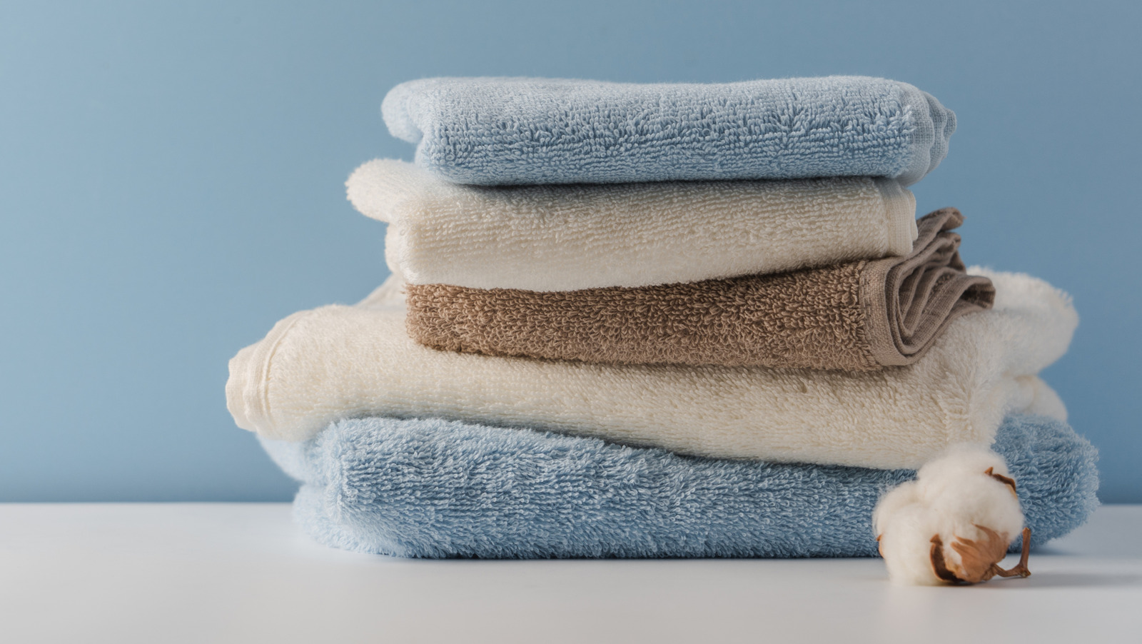 Havluları ve ekstra tuvalet kağıdı düzgün ve bir basit depolama çözümü ile düzenli tutun