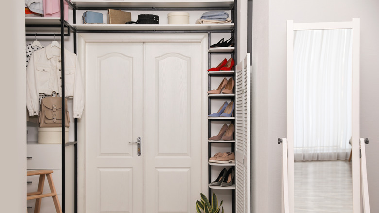 Çantaların bulunduğu kapının üzerindeki raflar