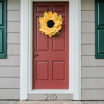 Küçük giriş yolunuzu daha büyük ve daha parlak hissettiren benzersiz kapı tasarımı