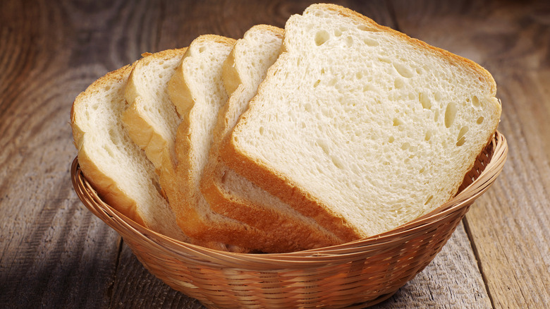 Dilimlenmiş beyaz ekmekten oluşan hasır sepet