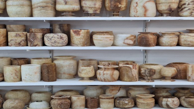 Vintage alabaster vazo sıraları.