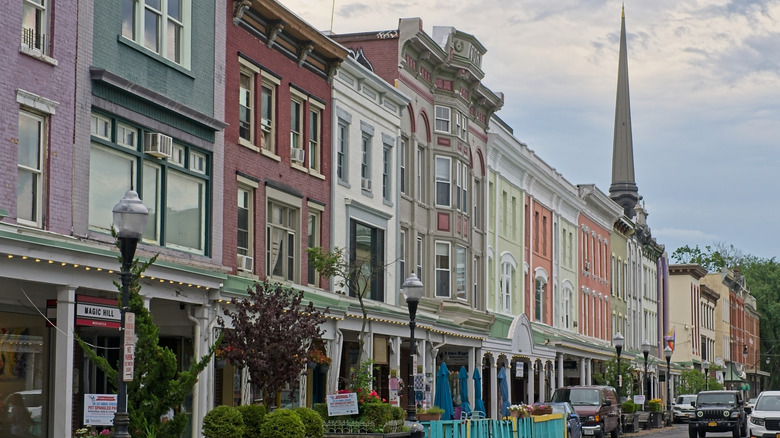 Kingston'daki mağazaların bulunduğu renkli cadde