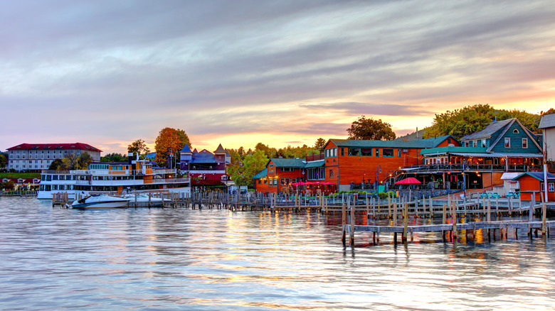 George Gölü'ndeki manzaralı rıhtımlar ve sahil restoranları