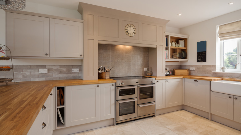 Bir mutfakta modern çalkalayıcı tarzı dolaplar