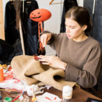 Boş Soda Şişelerini Ürkütücü Cadılar Bayramı Kendin Yap Dekoruna Dönüştürün