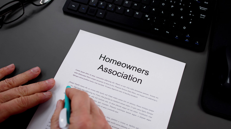 HOA anlaşmasını imzalayan kalem tutan eller