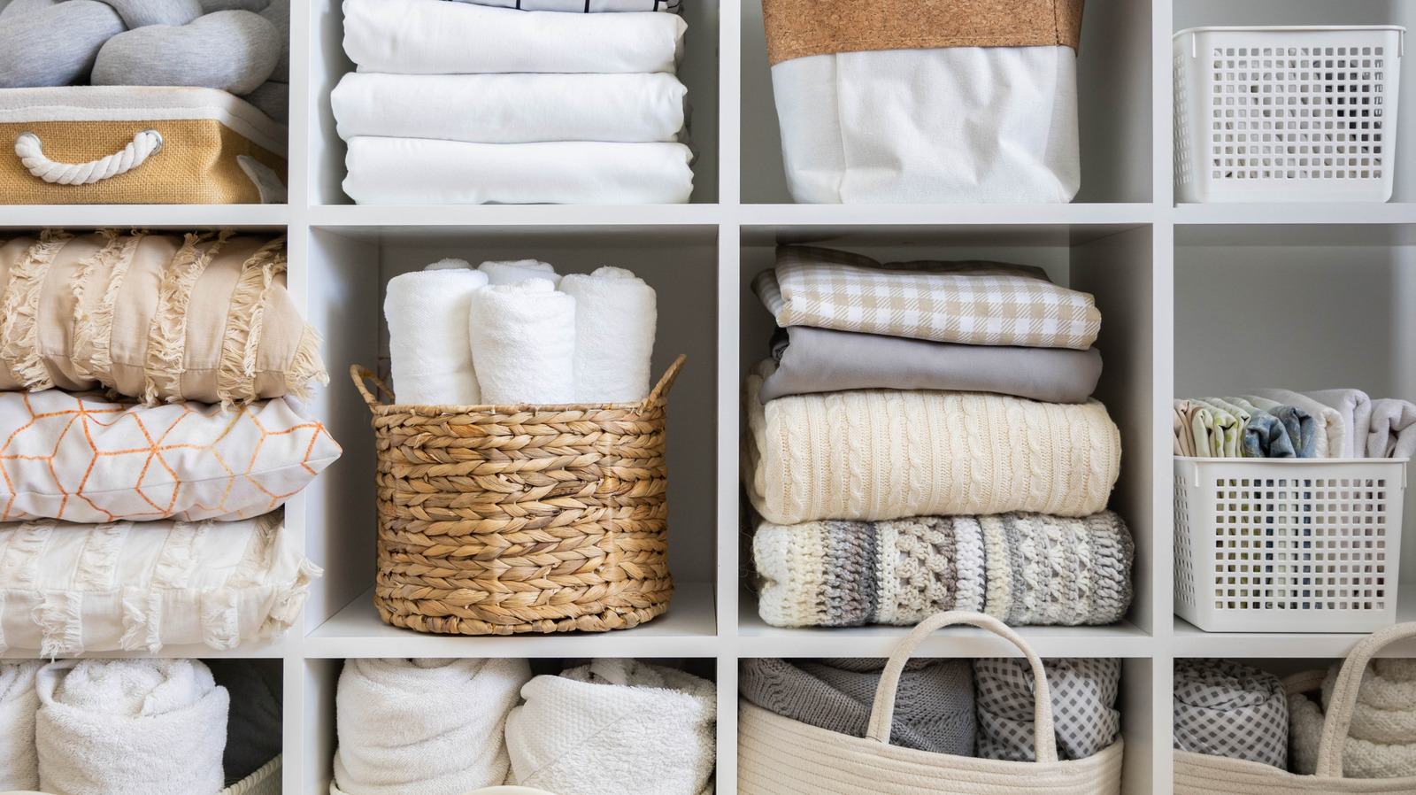 Kadın, Havluları Temiz ve Düzenli Tutmak İçin Akıllıca Bir İpucu Paylaşıyor: 'Bu Aslında Dahilik'