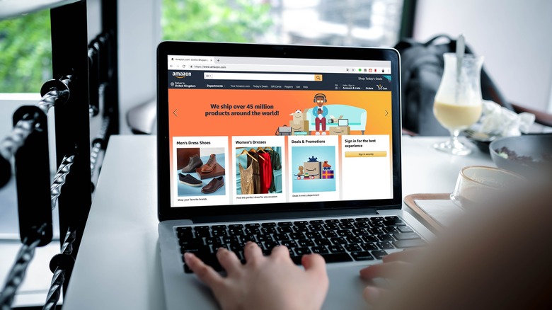 Amazon'da dizüstü bilgisayarla alışveriş yapan kişi