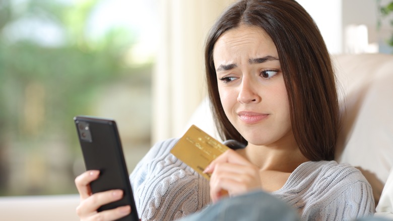 Şüpheli kadın ürünün gerçek olamayacak kadar iyi olduğunu düşünüyor