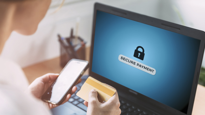 Çevrimiçi alışverişlerde güvenli bir ödeme yöntemi kullanan kadın