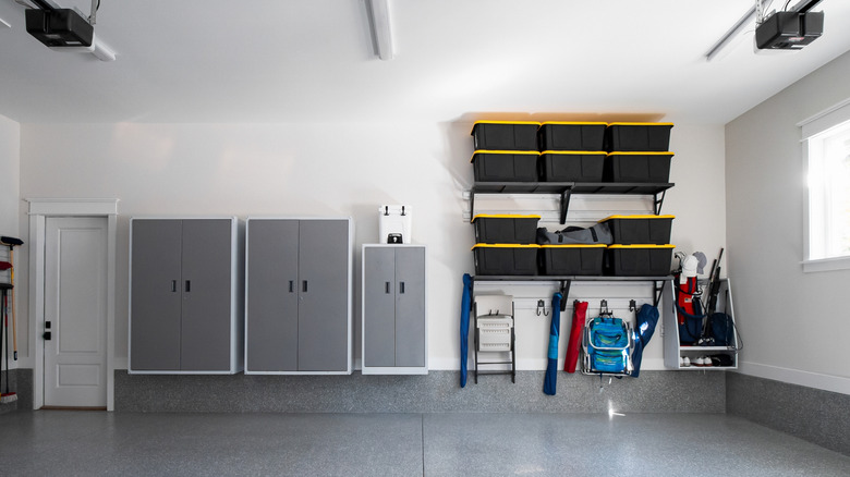 Yüzen raflarla düzenlenmiş bir garaj