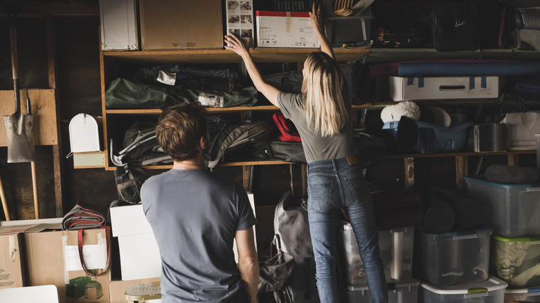 Dağınık bir garajı düzenleyen bir çift