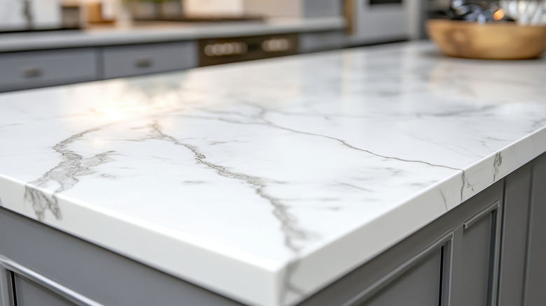 Mermer tezgahlı modern bir mutfak adası