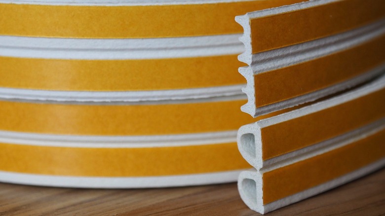 Kauçuk hava sıyırma işleminin yakından görünümü.