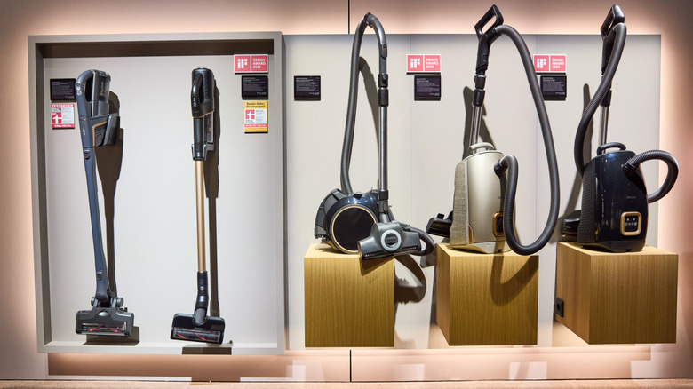 Sergi salonunda birden fazla Miele elektrikli süpürge sergileniyor