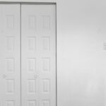 DIYer, Şık Bir Sürgülü Kapı İçin Temel Dolap Kapılarını Atmanın Ne Kadar Kolay Olduğunu Gösteriyor