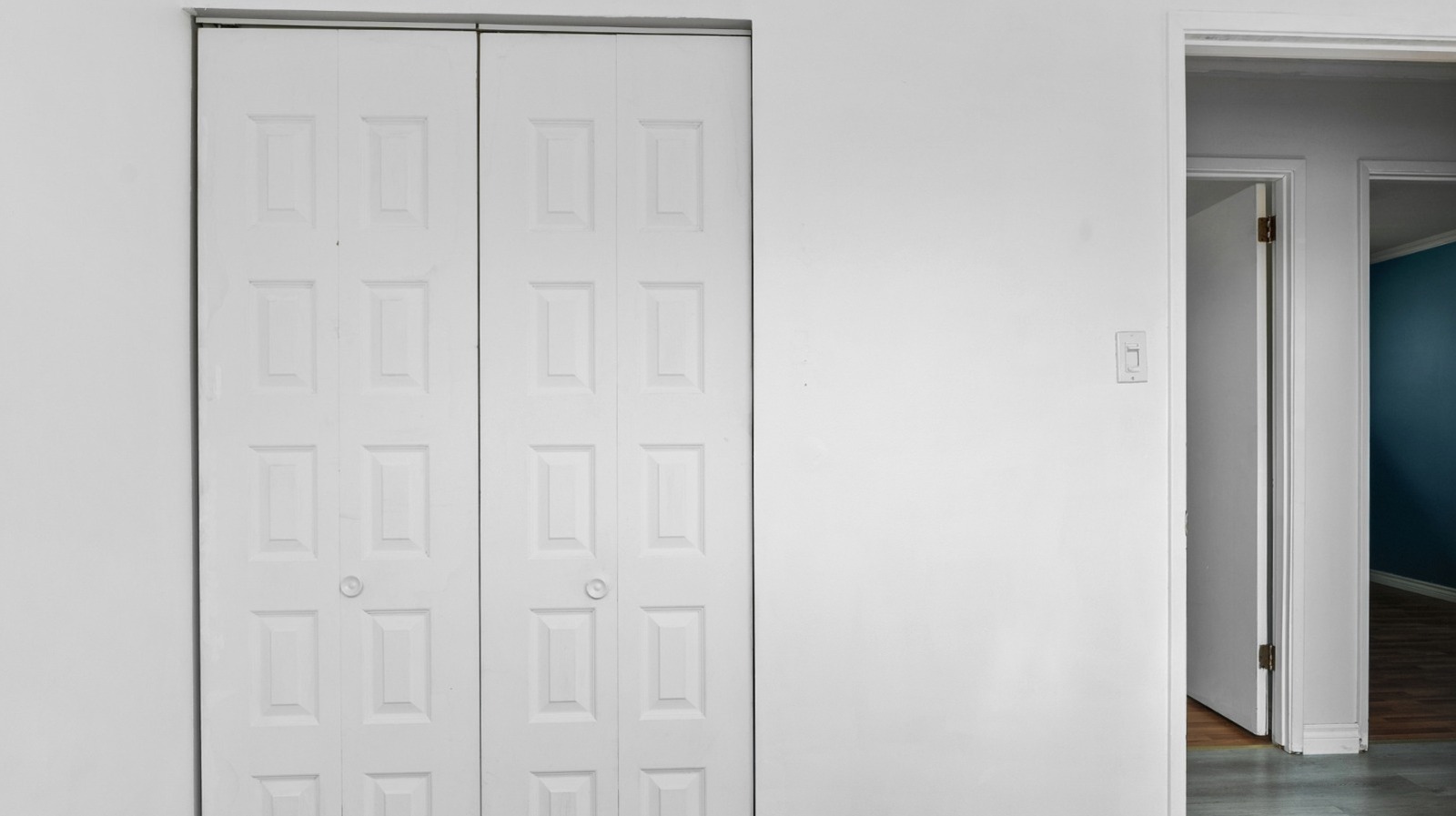 DIYer, Şık Bir Sürgülü Kapı İçin Temel Dolap Kapılarını Atmanın Ne Kadar Kolay Olduğunu Gösteriyor