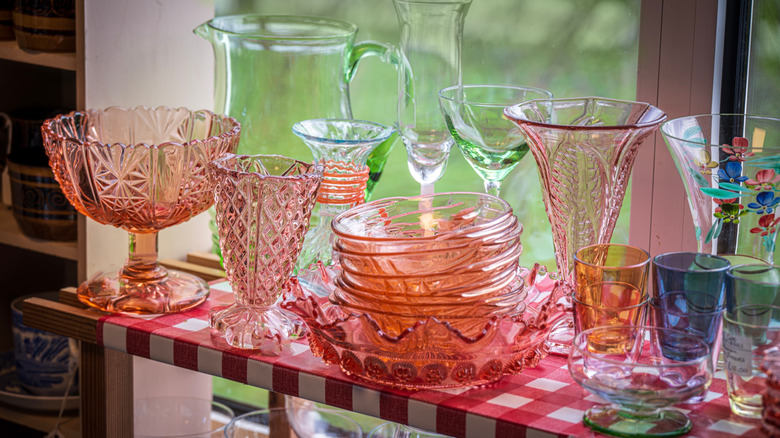 Bir ikinci el mağazasında sergilenen vintage renkli cam eşyalar