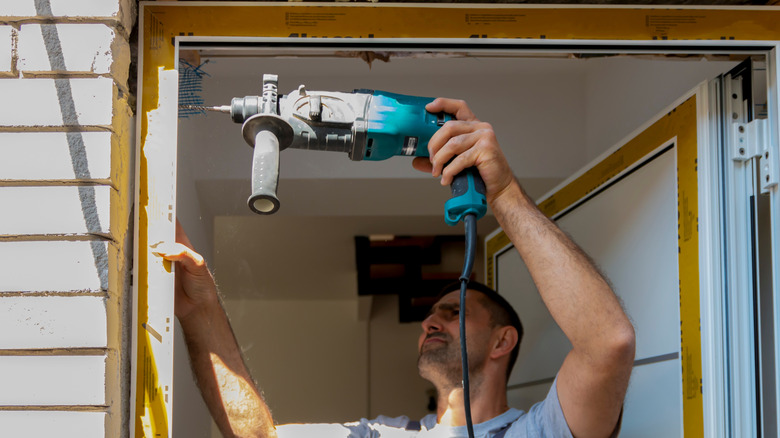 Evin ön kapısını değiştiren adam