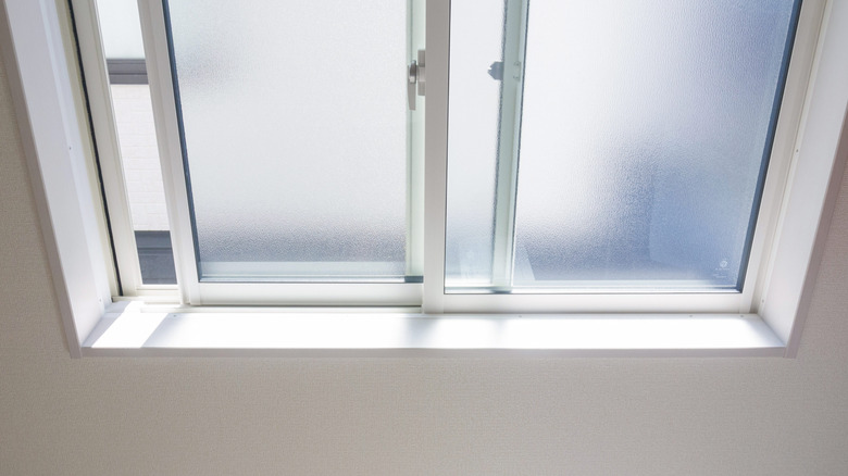 Güneş ışığına maruz kalan buzlu camlı pencere