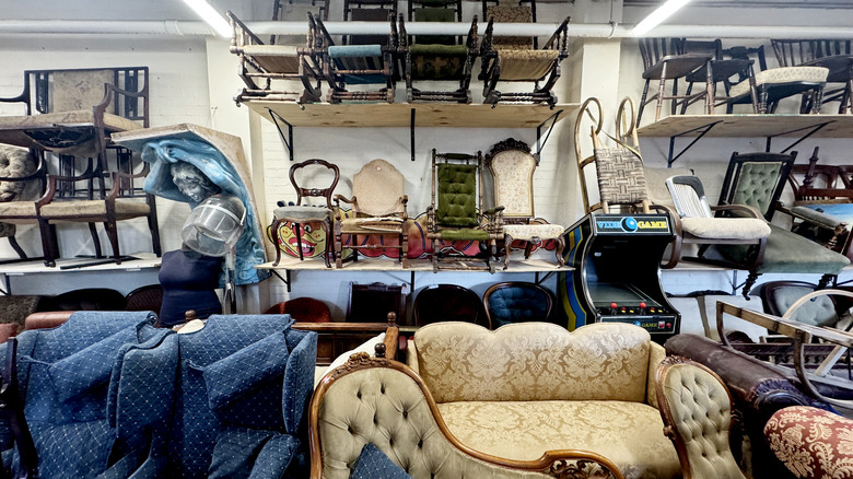İkinci el mağazasında çeşitli mobilyalar