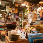 Kadın Vintage İkinci El Mağazasındaki Buluntuları Benzersiz Vurgulu Duvara Dönüştürüyor: 'Ne kadar iyi bir fikir!'