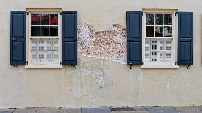 Dış cephesinde ufalanan sıva bulunan ev