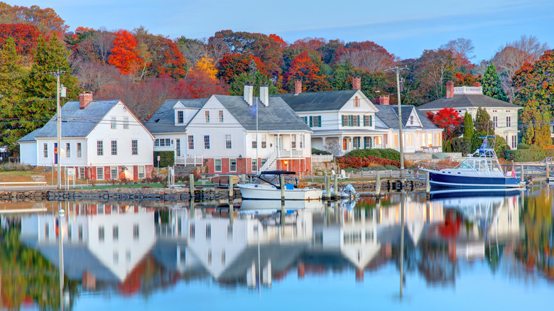Mystic, Connecticut'ta suya yansıyan evler.