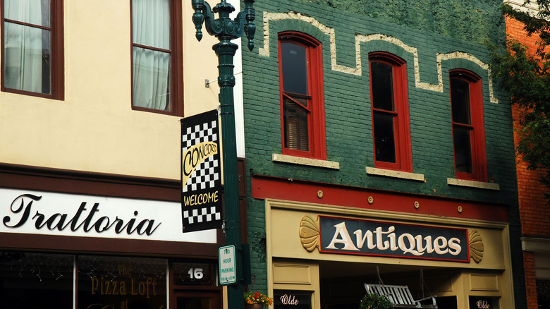 Concord, Kuzey Carolina'da bir trattoria ve antika dükkanı.