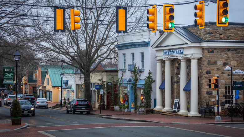 Middleburg, Virginia'nın merkezinde şirin bir sokak.