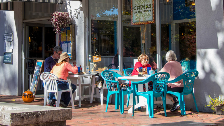 Dahlonega, Georgia'da bir açık hava restoranı.