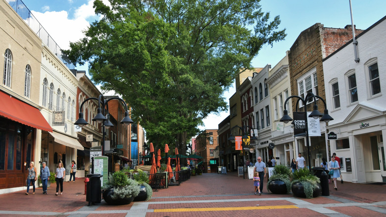 Charlottesville, Virginia'nın merkezinde bir sokak.