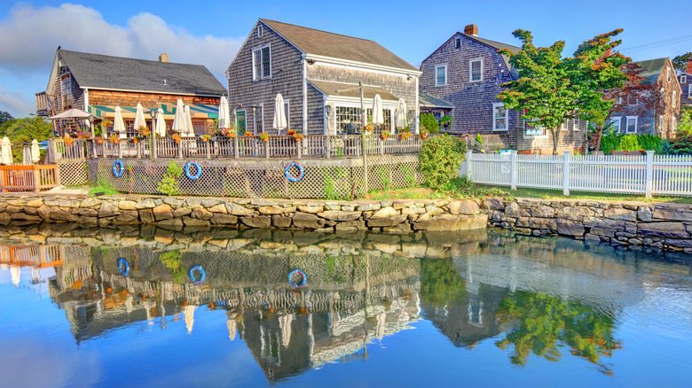 Wickford, Rhode Island'da suya yansıyan New England evleri.