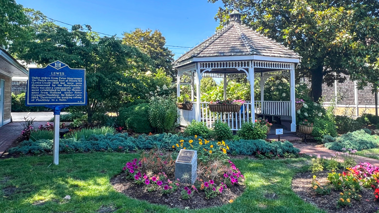 Lewes, Delaware'de bir çardak ve çiçekler.