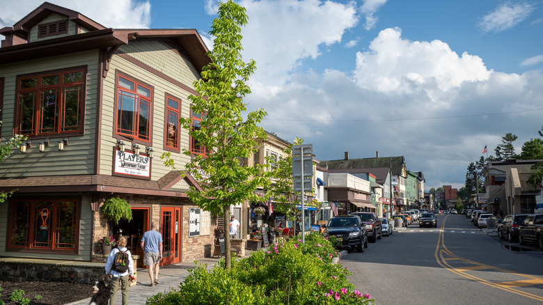New York Lake Placid'in büyüleyici bir şehir merkezi şeridi.