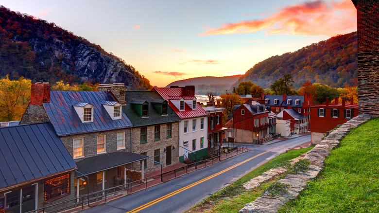 Batı Virginia'daki Harpers Ferry şehir merkezinde tarihi bir cadde.