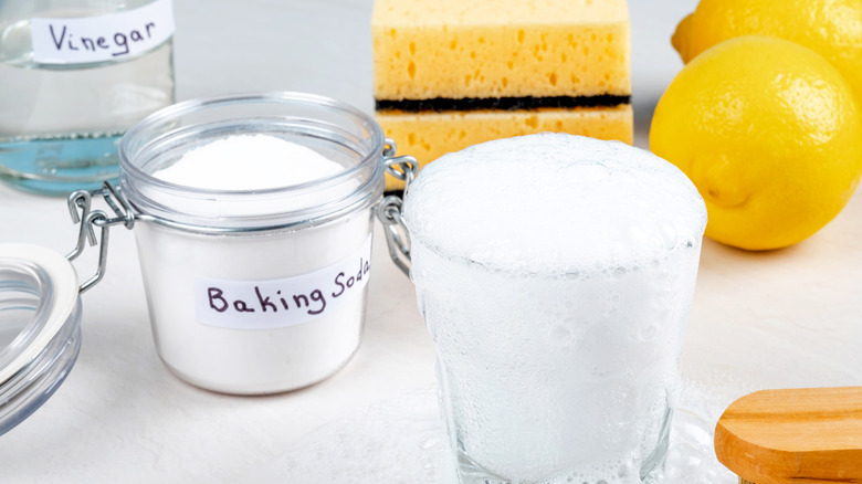 sirke ve limonun yanında bir kavanoz kabartma tozu