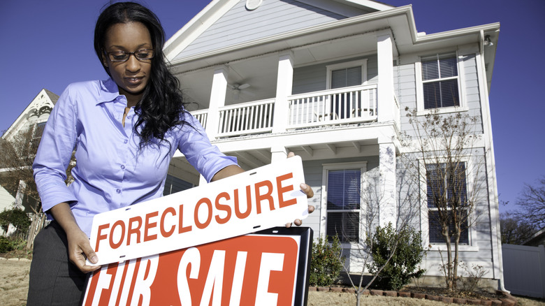 Evin önüne haciz tabelası koyan kadın